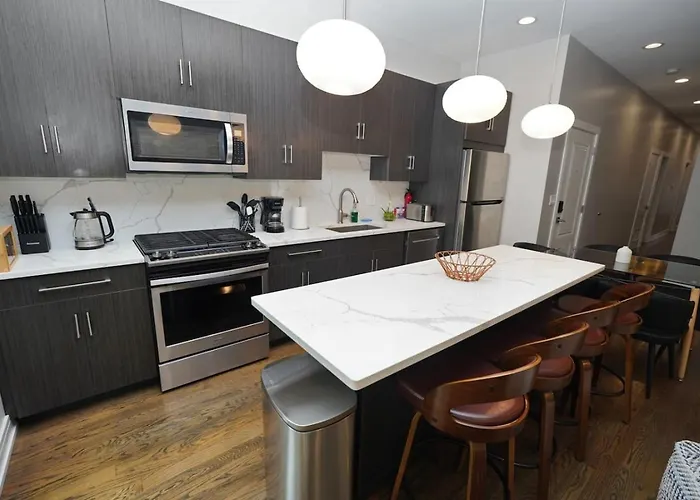 Spacious 4br West Loop Retreat With Optional Parking Apartment *