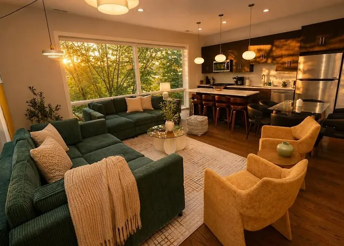 Spacious 4br West Loop Retreat With Optional Parking Apartment
