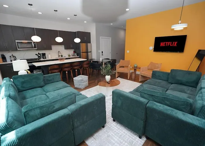 Spacious 4br West Loop Retreat With Optional Parking *