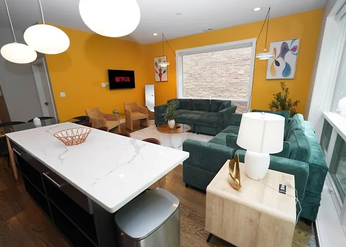 Spacious 4br West Loop Retreat With Optional Parking