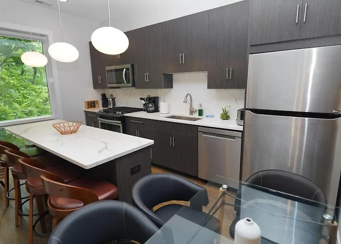 Apartment Spacious 4br West Loop Retreat With Optional Parking *
