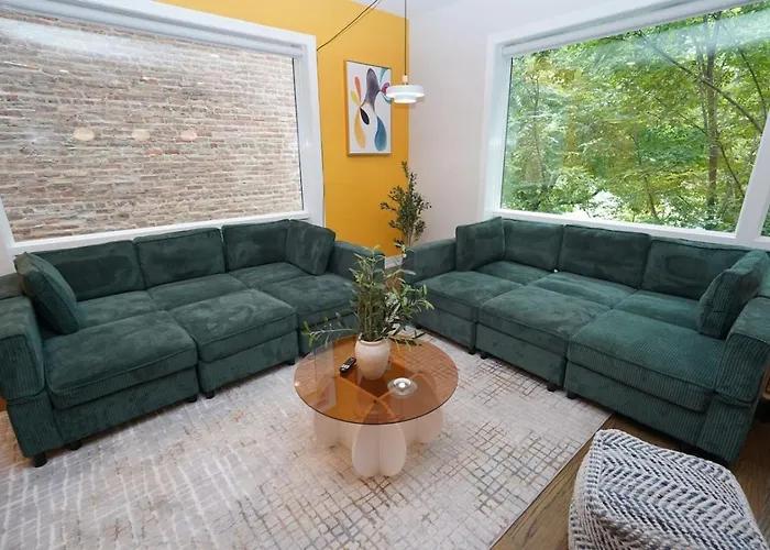 Spacious 4br West Loop Retreat With Optional Parking Apartment *