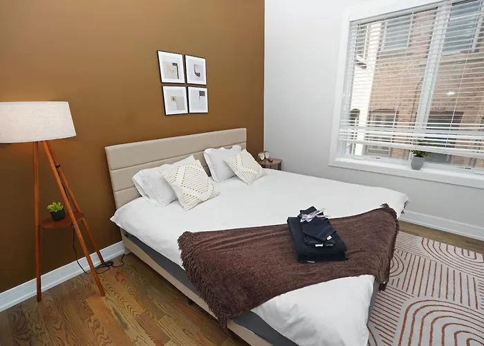 Spacious 4br West Loop Retreat With Optional Parking Apartment *