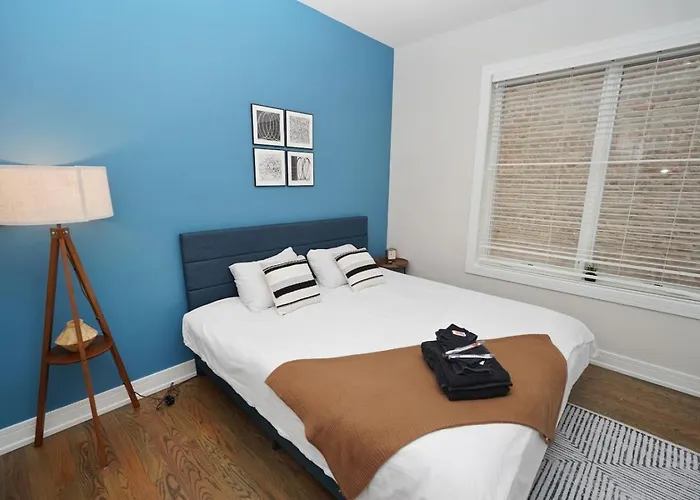 Apartment Spacious 4br West Loop Retreat With Optional Parking