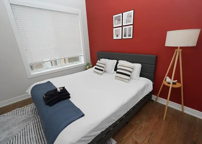 Spacious 4br West Loop Retreat With Optional Parking Apartment *