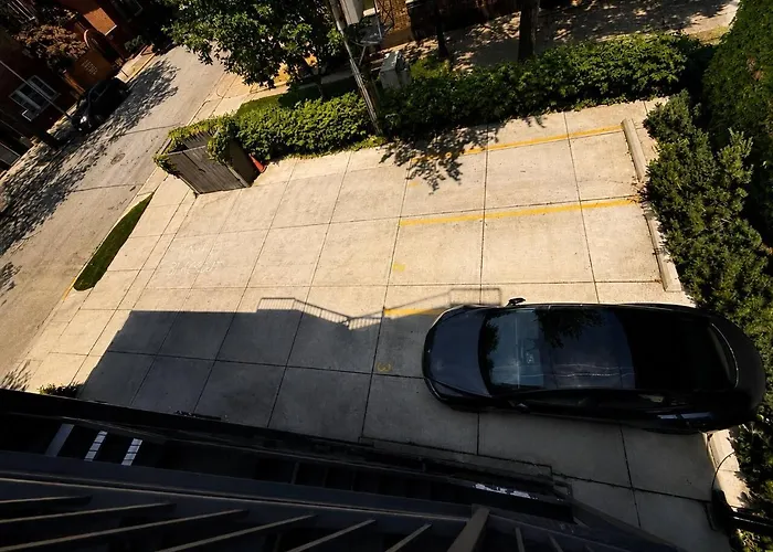 Apartment Spacious 4br West Loop Retreat With Optional Parking *
