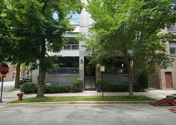 Spacious 4br West Loop Retreat With Optional Parking Chicago