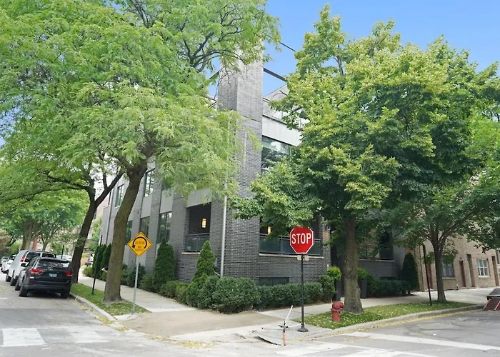 Spacious 4br West Loop Retreat With Optional Parking