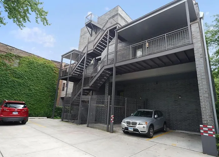 Spacious 4br West Loop Retreat With Optional Parking