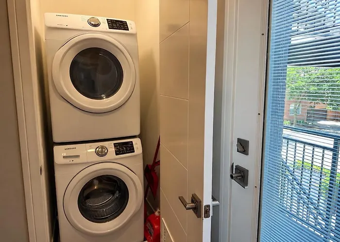 Spacious 4br West Loop Retreat With Optional Parking