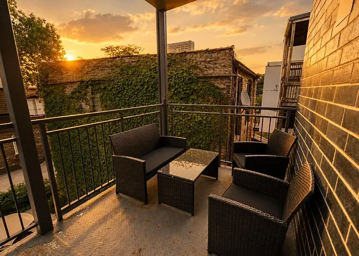 Spacious 4br West Loop Retreat With Optional Parking Apartment *