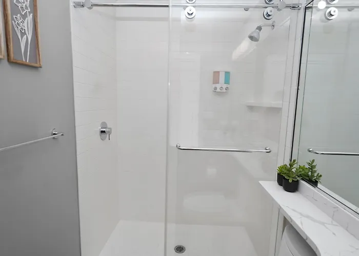 Apartment Spacious 4br West Loop Retreat With Optional Parking