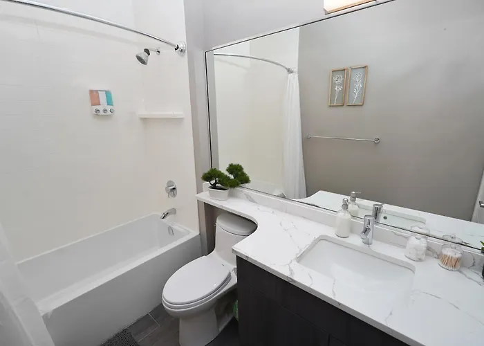 Spacious 4br West Loop Retreat With Optional Parking