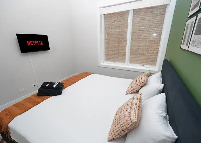 Apartment Spacious 4br West Loop Retreat With Optional Parking
