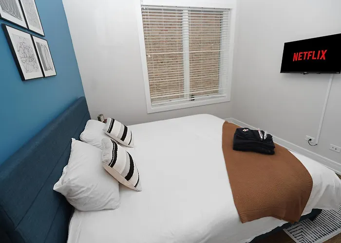 Spacious 4br West Loop Retreat With Optional Parking *
