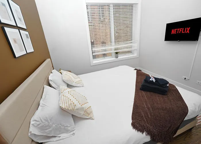 Spacious 4br West Loop Retreat With Optional Parking *