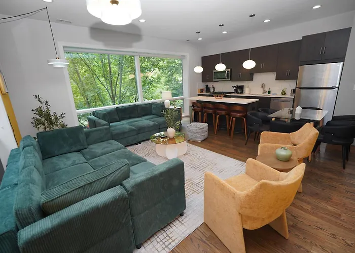 Spacious 4br West Loop Retreat With Optional Parking Apartment