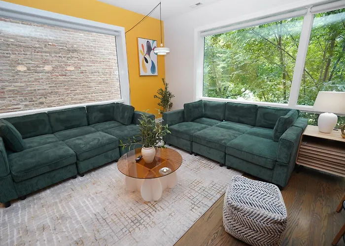 Apartment Spacious 4br West Loop Retreat With Optional Parking