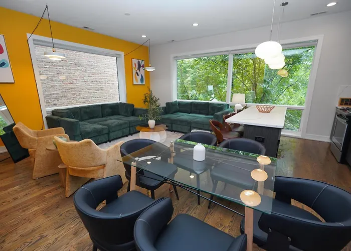 Apartment Spacious 4br West Loop Retreat With Optional Parking