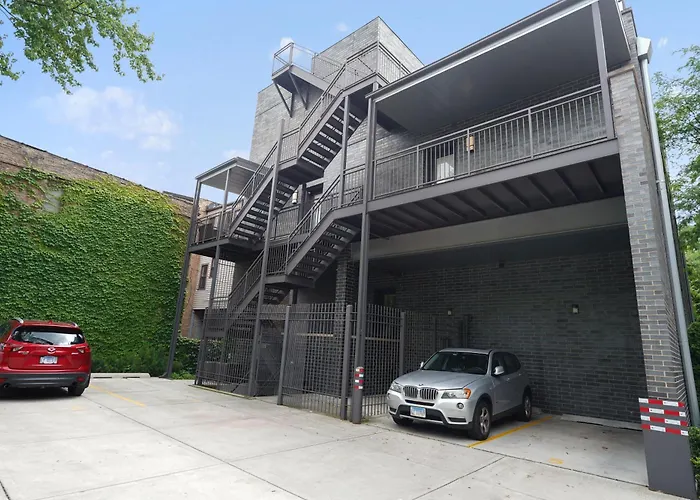 Spacious 4br West Loop Retreat With Optional Parking Apartment