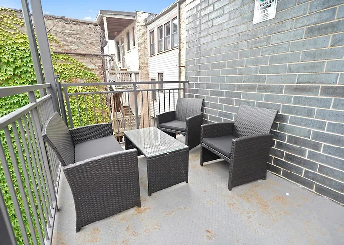 Spacious 4br West Loop Retreat With Optional Parking *